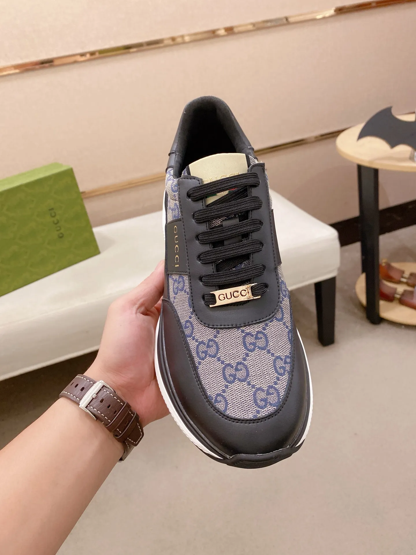 Men's shoes 💰 462💰The new GUCCI (Gucci) counters are launched simultaneously. The new men's shoes, 😘fabrics are selected from imported cowhide, and the lining is sheepskin lining. 👍🏿 High-end ☄️ air-cushion molded anti-slip rubber outsole, exquisite lines, simple and elegant, comfortable and high-end for leisure travel. Code number: 38 to 44 (45 can be customized and cannot be returned or exchanged)